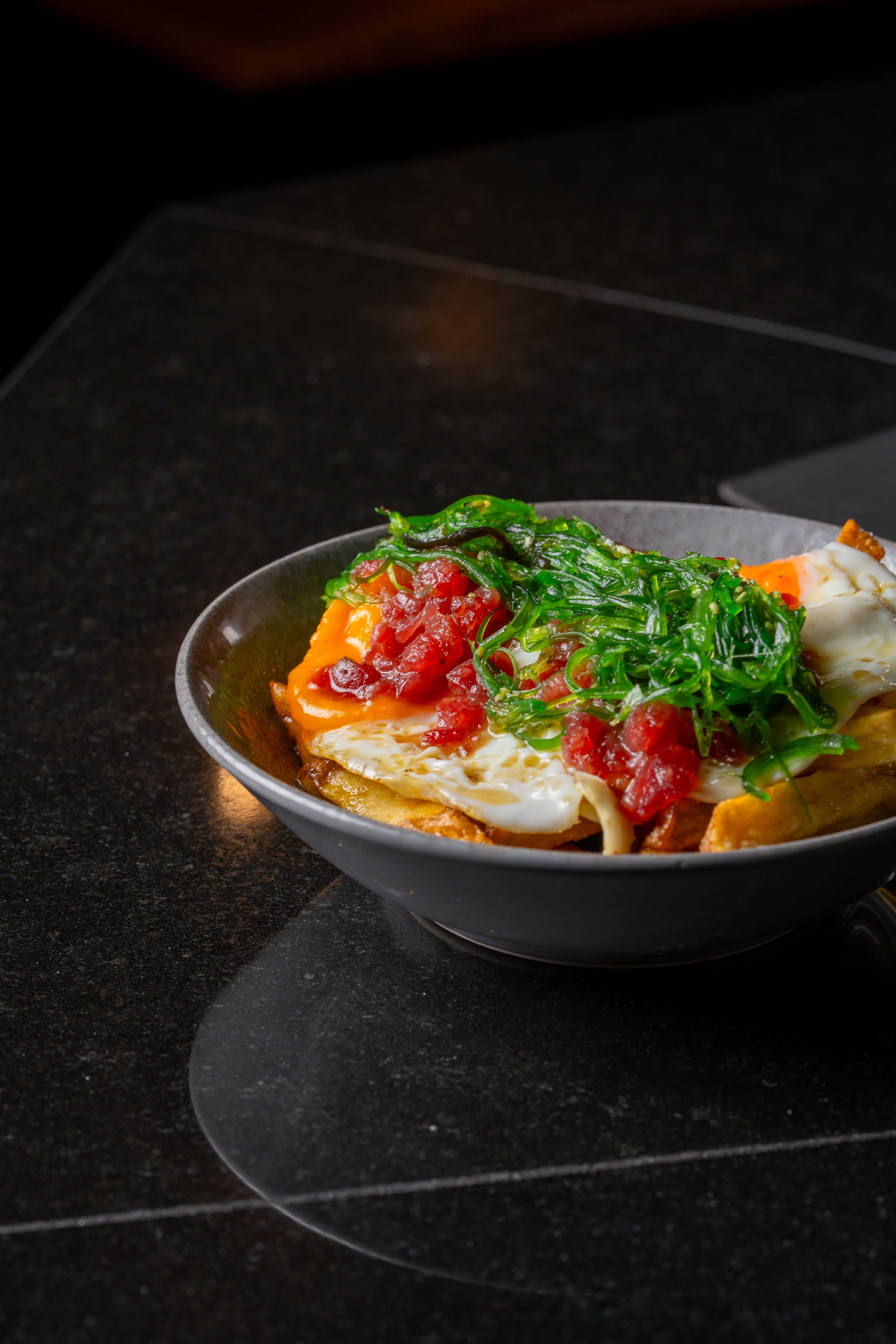 Huevos rotos con atún rojo